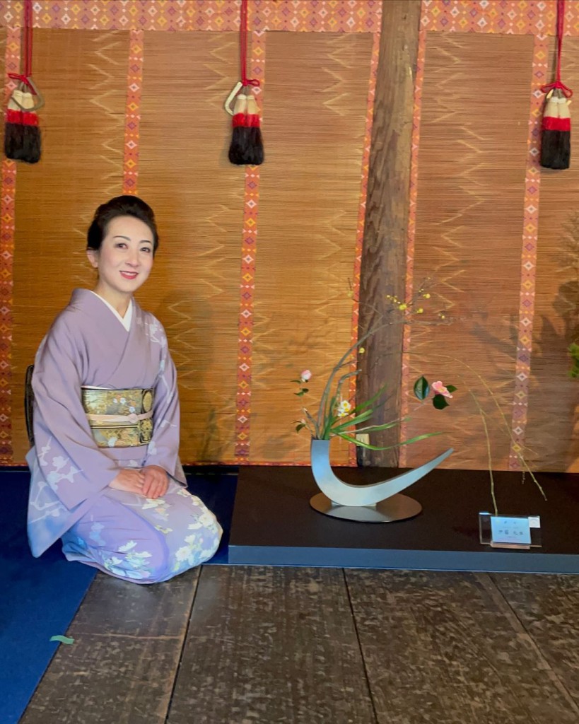 北野天満宮で輝く池坊京都支部花展：梅と菊の京友禅の着物で彩る日本のいけばなアート