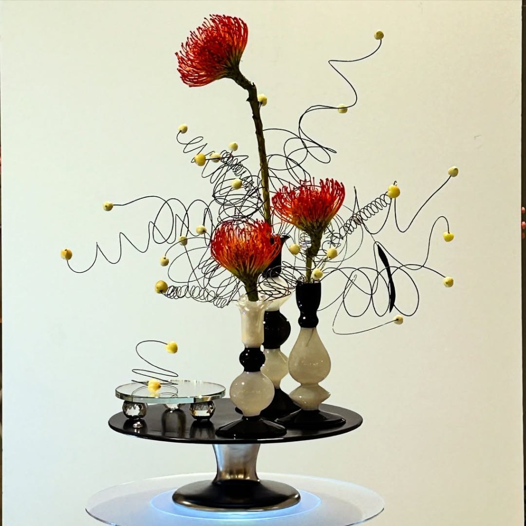 京都大丸ミュージアム入口を彩る一作 ― 旧七夕会池坊いけばな展