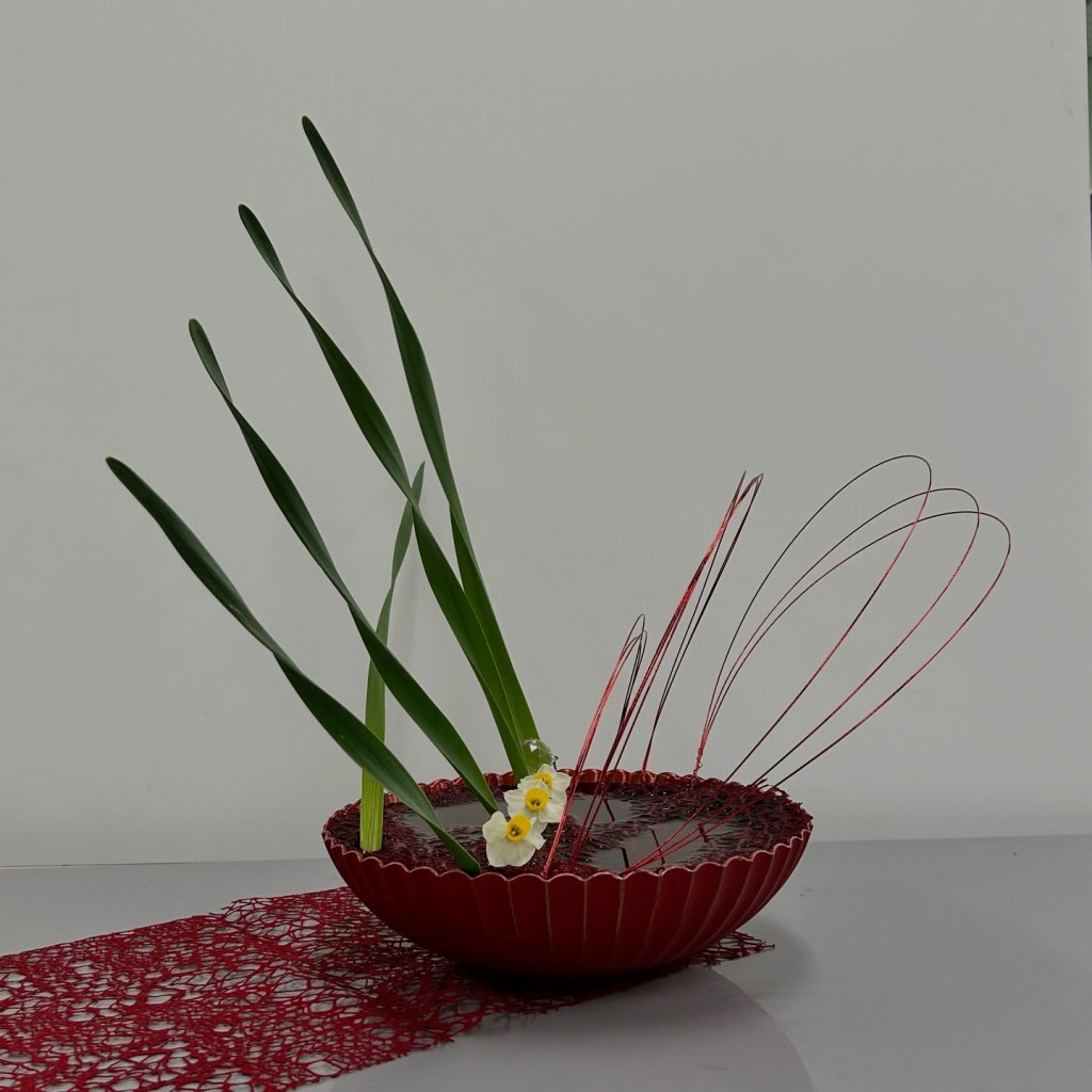 水仙で学ぶ自由花 その②|池坊中央研修学院 冬期講習・親子で挑戦する針金技法