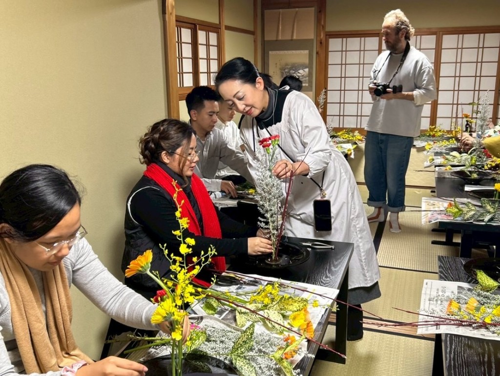 観月京都にて ― 世界のバリスタと楽しむいけばな体験