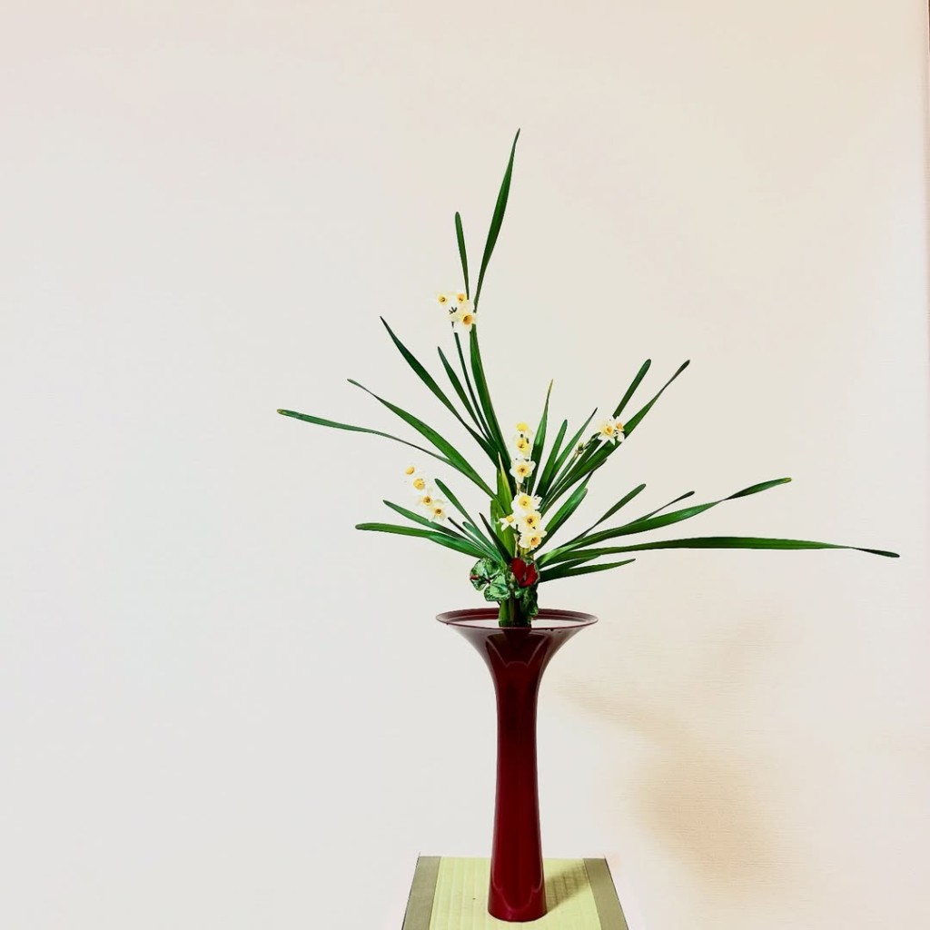 東京花展限定花器でいける 水仙一色の立花