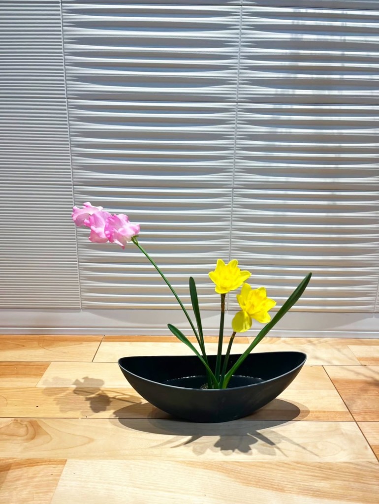 同じ花材でも、場所が変われば花は応える ― 生徒作品より