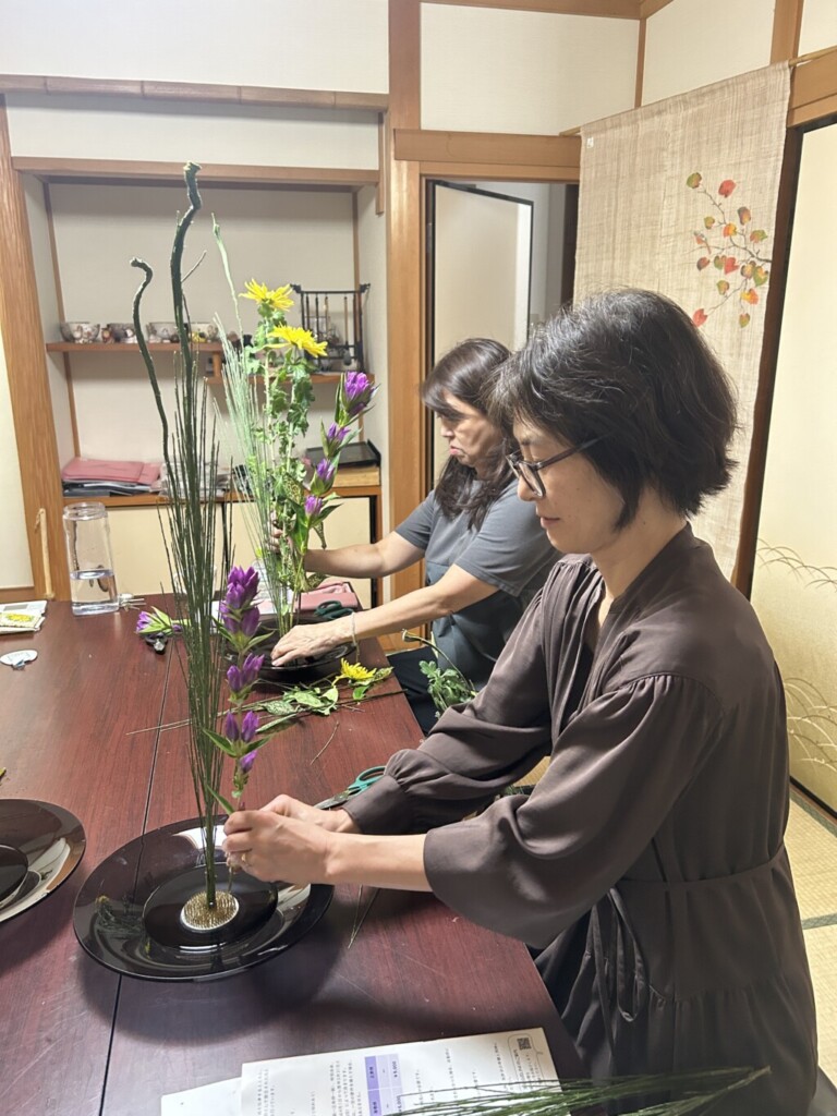 友人と楽しむいけばな